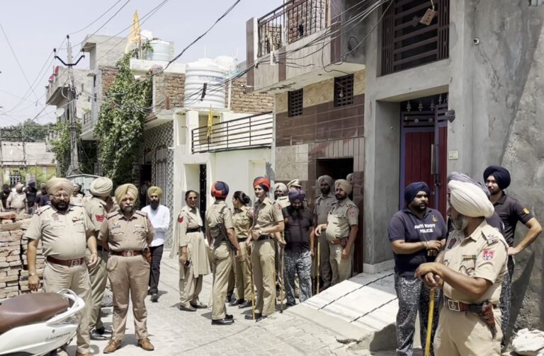 ਮੋਗਾ ਨਗਰ ਨਿਗਮ ਦੀ ਨਸ਼ਾ ਤਸਕਰਾਂ ’ਤੇ ਐਕਸ਼ਨ/ ਗੈਰ-ਕਾਨੂੰਨੀ ਉਸਾਰੀਆਂ ’ਤੇ ਚੱਲਿਆ ਬੁਲਡੋਜ਼ਰ/ ਭਾਰੀ ਪੁਲਿਸ ਤਾਇਨਾਤੀ ਹੇਠ ਨੇਪਰੇ ਚੜ੍ਹੀ ਕਾਰਵਾਈ