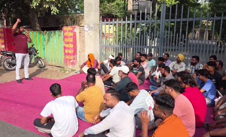 ਫਰੀਦਕੋਟ ’ਚ ਸਫ਼ਾਈ ਸੇਵਕਾਂ ਦੀ ਹੜਤਾਲ ਜਾਰੀ/ ਦੋ ਮਹੀਨੇ ਤੋਂ ਤਨਖ਼ਾਹ ਨਾ ਮਿਲਣ ਖਿਲਾਫ਼ ਪ੍ਰਦਰਸ਼ਨ/ ਰੋਸ ਵਜੋਂ ਬੰਦ ਕੀਤੇ ਨਗਰ ਕੌਂਸਲ ਦਫਤਰ ਦੇ ਗੇਟ