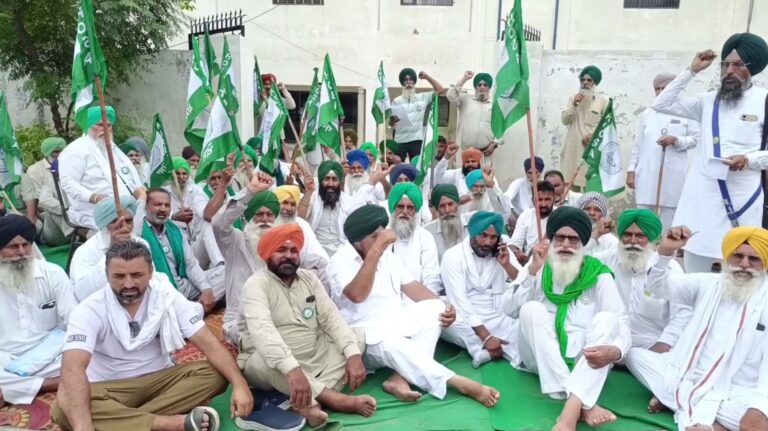 ਮੋਗਾ ਦੇ ਕੋਆਪਰੇਟਿਵ ਬੈਂਕ ਅੱਗੇ ਕਿਸਾਨਾਂ ਦਾ ਧਰਨਾ/ ਕਰਜ਼ਾ ਮੁਆਫੀ ਦੀ ਮੰਗ ਨੂੰ ਲੈ ਕੇ ਕੀਤੀ ਨਾਅਰੇਬਾਜ਼ੀ/ ਸੰਘਰਸ਼ ਤਿੱਖਾ ਕਰਨ ਦੀ ਦਿੱਤੀ ਚਿਤਾਵਨੀ