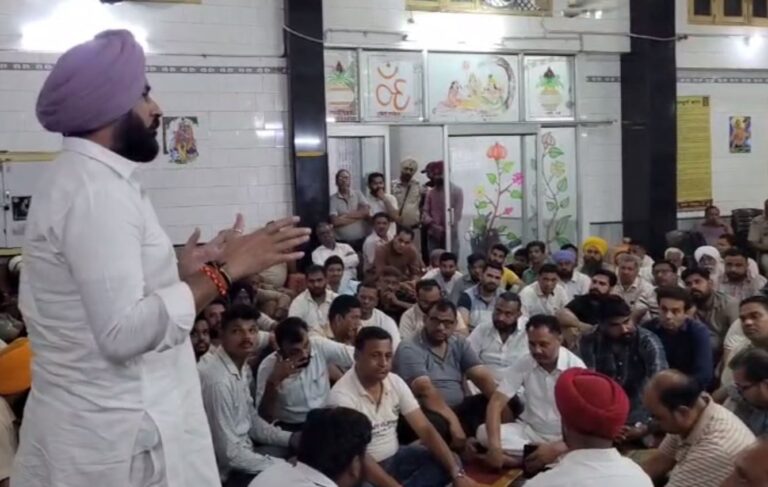 ਮੌਂੜ ਮੰਡੀ ਦੇ ਬੱਸ ਅੱਡੇ ਨੂੰ ਲੈ ਕੇ ਕੌਂਸਲਰਾਂ ਦਾ ਪ੍ਰਦਰਸ਼ਨ/ ਬੱਸ ਅੱਡਾ ਮੰਡੀ ਅੰਦਰ ਹੀ ਰੱਖਣ ਦੀ ਮੰਗ/ ਡੀਸੀ ਨੂੰ ਮਿਲ ਕੇ ਹੱਲ ਕਰਵਾਇਆ ਜਾਵੇਗਾ ਮਸਲਾ