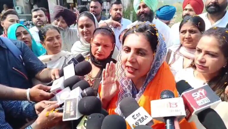 ਲੁਧਿਆਣਾ ’ਚ ਅਮ੍ਰਿਤਾ ਵੜਿੰਗ ਨੇ ਘੇਰੀ ਸਰਕਾਰ/  ਔਰਤਾਂ ਨੂੰ 1000 ਰੁਪਏ ਦੇਣ ਨੂੰ ਲੈ ਕੇ ਚੁੱਕੇ ਸਵਾਲ/ ਔਰਤਾਂ ਨੂੰ ਝਾਂਸੇ ’ਚ ਆਉਣ ਦੀ ਕੀਤੀ ਅਪੀਲ