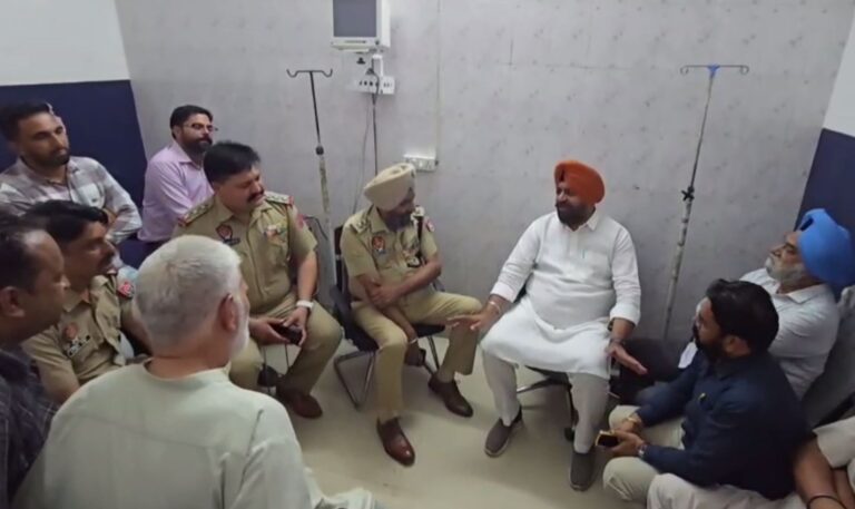ਕਲਾਨੌਰ ’ਚ ਡਾਕਟਰ ਦੇ ਘਰ ਪਹੁੰਚੇ ਵਿਧਾਇਕ ਰੰਧਾਵਾ/ ਡਾਕਟਰ ਪਰਿਵਾਰ ਨੂੰ ਸੁਰੱਖਿਆ ਦਾ ਦਿੱਤਾ ਭਰੋਸਾ/ ਨੌਜਵਾਨਾਂ ਨੂੰ ਗਲਤ ਅਨਸਰਾਂ ਤੋਂ ਸੁਚੇਤ ਰਹਿਣ ਦੀ ਅਪੀਲ