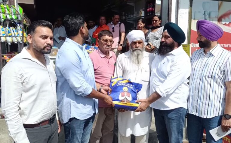 ਮੋਗਾ ’ਚ ਰਾਸ਼ਨ ਕਿੱਟਾਂ ਵੰਡਣ ਦਾ ਕੰਮ ਸ਼ੁਰੂ/ ਮੇਰੀ ਰਸੋਈ ਸਕੀਮ ਤਹਿਤ ਵੰਡੀਆਂ ਰਾਸ਼ਨ ਕਿੱਟਾਂ/ ਲਾਭਪਾਤਰੀਆਂ ਨੇ ਪੰਜਾਬ ਸਰਕਾਰ ਦਾ ਕੀਤਾ ਧੰਨਵਾਦ