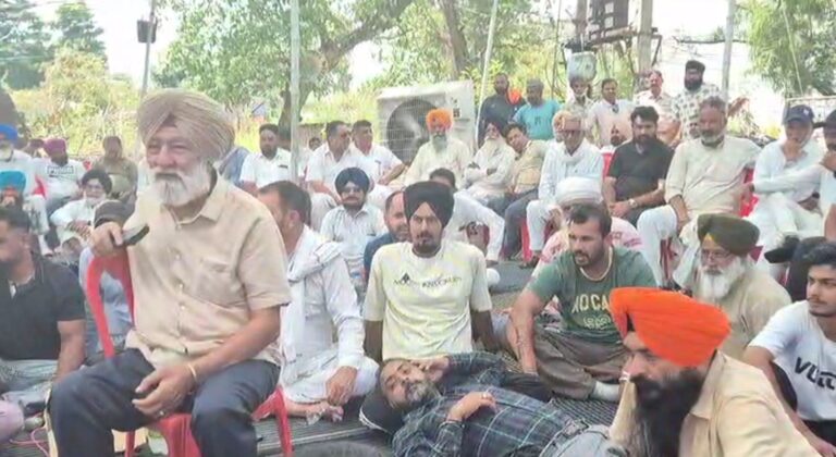 ਹੁਸ਼ਿਆਰਪੁਰ ਦੇ ਥਾਣਾ ਟਾਂਡੇ ਅੱਗੇ ਕਾਂਗਰਸ ਦਾ ਪ੍ਰਦਰਸ਼ਨ/ ਨੌਜਵਾਨ ਦੀ ਗ੍ਰਿਫਤਾਰੀ ਨੂੰ ਲੈ ਕੇ ਕੀਤੀ ਨਾਅਰੇਬਾਜ਼ੀ/ ਸਿਆਸੀ ਸ਼ਹਿ ’ਤੇ ਧੱਕੇਸ਼ਾਹੀ ਦੇ ਇਲਜ਼ਾਮ