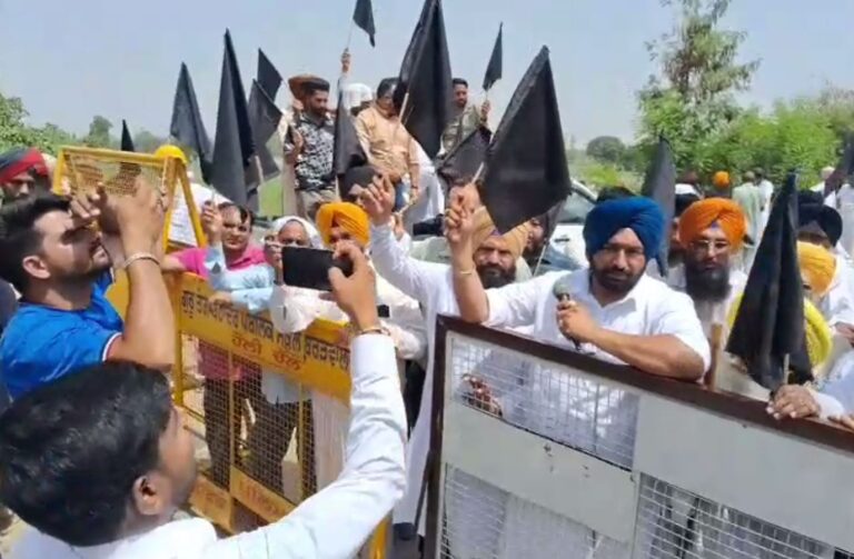ਧੂਰੀ ’ਚ ਹਰਿਆਣਾ ਸੀਐਮ ਸੈਣੀ ਦਾ ਵਿਰੋਧ/ ਆਮ ਆਦਮੀ ਪਾਰਟੀ ਨੇ ਦਿਖਾਏ ਕਾਲੇ ਝੰਡੇ/ ਭਾਜਪਾ ਤੇ ਹਰਿਆਣਾ ਸਰਕਾਰ ਖਿਲਾਫ਼ ਨਾਅਰੇਬਾਜ਼ੀ