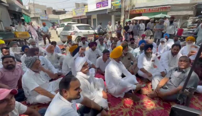 ਲਹਿਰਾਗਾਗਾ ਦੇ ਵਿਕਾਸ ਨੂੰ ਲੈ ਕੇ ਸਿਆਸੀ ਹਲਚਲ/ ਸਿਆਸੀ ਪਾਰਟੀਆਂ ਨੇ ਘੇਰੀ ਮੌਜੂਦਾ ਸਰਕਾਰ/ ਗੰਦੇ ਪਾਣੀ ਤੇ ਟੁੱਟੀਆਂ ਸੜਕਾਂ ਖਿਲਾਫ ਖੋਲ੍ਹਿਆ ਮੋਰਚਾ