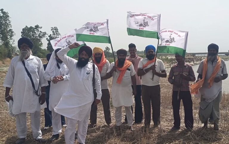 ਤਰਨ ਤਾਰਨ ਦੇ ਕਸਬਾ ਗੱਟੀ ਹਰੀਕੇ ਨੇੜੇ ਬੰਨ ਨੂੰ ਢਾਹ/ ਇਲਾਕੇ ਦੇ ਕਿਸਾਨਾਂ ਅੰਦਰ ਬਣਿਆ ਡਰ ਦਾ ਮਾਹੌਲ/ ਹੜ ਪੀੜਤ ਕਿਸਾਨ ਸੰਘਰਸ਼ ਕਮੇਟੀ ਨੇ ਕੀਤੀ ਨਾਅਰੇਬਾਜ਼ੀ