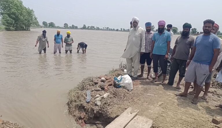 ਤਰਨ ਤਾਰਨ ’ਚ ਕਿਸਾਨਾਂ ਦਾ ਪ੍ਰਦਰਸ਼ਨ/ ਨਹਿਰੀ ਪਾਣੀ ਨਾਲ ਨੁਕਸਾਨ ਖਿਲਾਫ ਨਾਅਰੇਬਾਜ਼ੀ/ ਮੋਗਾ ਟੁੱਟਣ ਨਾਲ 50 ਏਕੜ ਫ਼ਸਲਾਂ ਬਰਬਾਦ