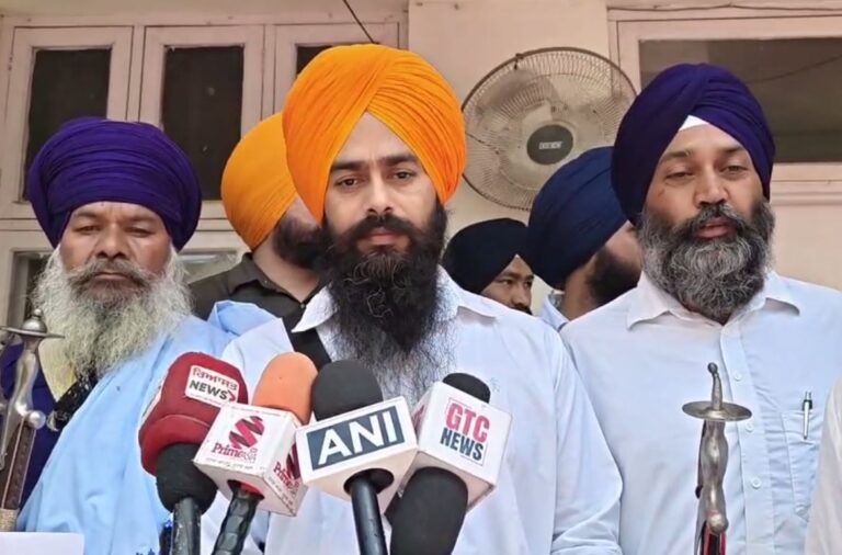 ਗੁਰਦੁਆਰਿਆਂ ਅੰਦਰ ਯੋਗਾ ਕਲਾਸਾਂ ਦਾ ਮਾਮਲਾ ਗਰਮਾਇਆ/ ਸ੍ਰੀ ਅਕਾਲ ਤਖਤ ਤਕ ਪਹੁੰਚਿਆ ਮਾਮਲਾ/ ਅਕਾਲ ਤਖ਼ਤ ਸਾਹਿਬ ਵਿਖੇ ਦਿੱਤਾ ਮੰਗ ਪੱਤਰ