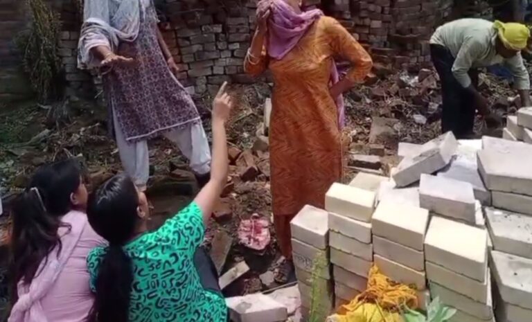 ਅੰਮ੍ਰਿਤਸਰ ਦੇ ਮਕਬੂਲਪੁਰਾ ‘ਚ ਭਖਿਆ ਜ਼ਮੀਨੀ ਵਿਵਾਦ/ ਦੋ ਧਿਰਾਂ ਵਿਚਾਲੇ ਚੱਲੀਆਂ ਇੱਟਾਂ-ਰੌੜੇ, ਮਹਿਲਾ ਜ਼ਖ਼ਮੀ/ ਪੁਲਿਸ ਨੇ ਜਾਂਚ ਕੀਤੀ ਸ਼ੁਰੂ