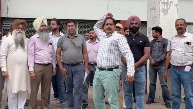 ਜਲੰਧਰ ਡੀਸੀ ਦਫਤਰ ਅੱਗੇ ਅਧਿਆਪਕ ਦਾ ਪ੍ਰਦਰਸ਼ਨ/ ਗੈਰ-ਵਿਦਿਅਕ ਕੰਮ ਕਰਵਾਉਣ ਦਾ ਕੀਤਾ ਵਿਰੋਧ/ ਪ੍ਰਸ਼ਾਸਨ ਨੂੰ ਇਕ ਹਫਤੇ ਦੇ ਦਿੱਤਾ ਅਲਟੀਮੇਟਮ