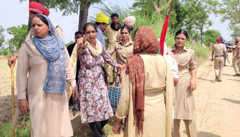 ਮੌੜ ਮੰਡੀ ’ਚ ਜ਼ਮੀਨੀ ਵਿਵਾਦ ਨੂੰ ਲੈ ਕੇ ਤਣਾਅ/ ਕਬਜ਼ਾ ਛੁਡਾਉਣ ਆਏ ਪ੍ਰਸ਼ਾਸਨ ਦਾ ਵਿਰੋਧ/ ਕਿਸਾਨ ਜਥੇਬੰਦੀ ਦੀ ਮਦਦ ਨਾਲ ਨਾਅਰੇਬਾਜ਼ੀ