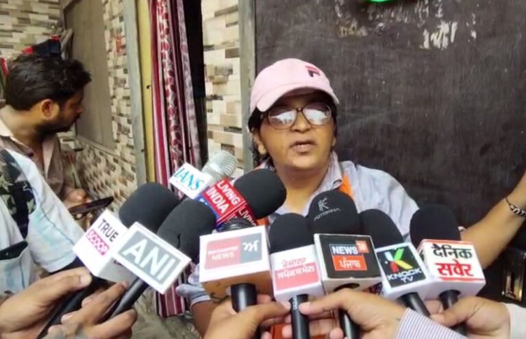 ਜਲੰਧਰ ’ਚ ਨੌਜਵਾਨ ’ਤੇ ਚੱਲੀਆਂ ਗੋਲੀਆਂ/ ਕਾਰ ਸਵਾਰ ਗੋਲੀਆਂ ਚਲਾ ਕੇ ਫਰਾਰ/ ਪੇਟ ਲੱਗੀ ਗੋਲੀ, ਹਸਪਤਾਲ ਕਰਵਾਇਆ ਦਾਖਲ