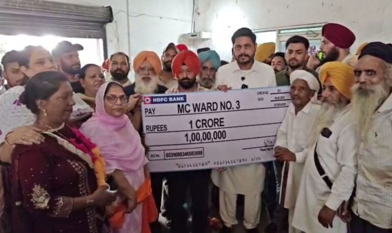 ਬਟਾਲਾ ਦੇ ਵਿਧਾਇਕ ਸ਼ੈਰੀ ਕਲਸੀ ਪੂਰਾ ਕੀਤਾ ਵਾਅਦਾ/ ਵਾਰਡ-3 ਦੇ ਕੌਂਸਲਰ ਨੂੰ ਦਿੱਤਾ 1 ਕਰੋੜ ਦਾ ਚੈੱਕ/ ਵਾਰਡ ਦੇ ਬਹੁਪੱਖੀ ਵਿਕਾਸ ’ਤੇ ਖਰਚੀ ਜਾਵੇਗੀ ਰਕਮ