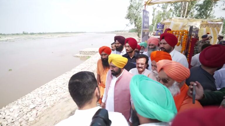 ਮੁੱਖ ਮੰਤਰੀ ਮਾਨ ਦਾ ਮੰਡ ਖੇਤਰ ਦੇ ਲੋਕਾਂ ਨੂੰ ਤੋਹਫ਼ਾ/ ਧੁੱਸੀ ਬੰਨ੍ਹ ਦੇ ਕਿਨਾਰੇ ਬਣੇਗੀ ਹਾਈਟੈਕ ਸੜਕ/ ਰੱਖਿਆ ਨੀਂਹ ਪੱਥਰ