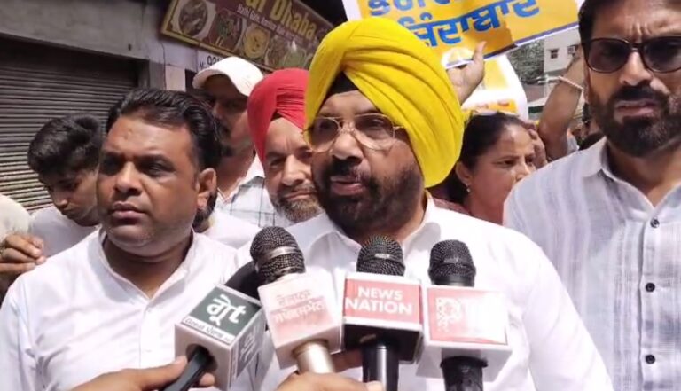 ਅੰਮ੍ਰਿਤਸਰ ’ਚ ਆਪ ਆਗੂਆਂ ਨੇ ਘੇਰਿਆ ਤਰੁਣ ਚੁੱਘ ਦਾ ਘਰ/ ਮੰਤਰੀ ਹਰਭਜਨ ਸਿੰਘ ਈਟੀਓ ਨੇ ਸਾਧੇ ਨਿਸ਼ਾਨੇ/ ਕੇਂਦਰੀ ਫੰਡ, ਆਰਡੀਐਫ ਤੇ ਪੰਜਾਬ ਦੇ ਹੱਕਾਂ ਦਾ ਮੰਗਿਆ ਜਵਾਬ