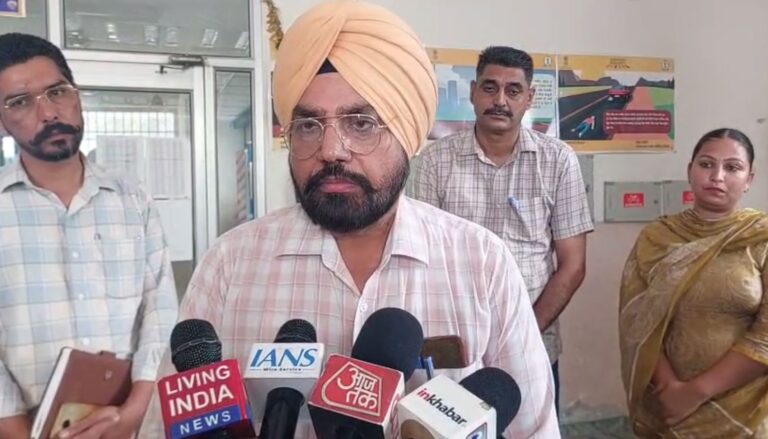 ਮਾਨਸਾ ਆਰਟੀਓ ਦਫਤਰ ’ਚ ਵਿਜੀਲੈਂਸ ਦਾ ਛਾਪਾ/ ਕਾਓ ਸੈਂਸ ਨੂੰ ਲੈ ਕੇ ਕੀਤੀ ਜਾਂਚ/ ਸਰਪ੍ਰਾਈਜ਼ ਤੌਰ ’ਤੇ ਕੀਤੀ ਚੈਕਿੰਗ
