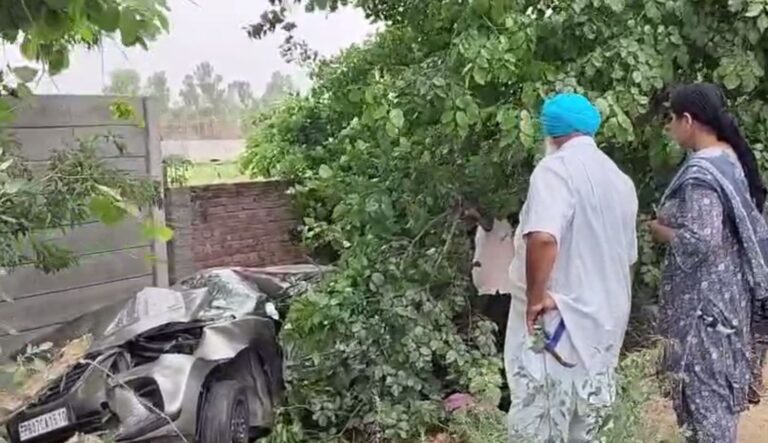 ਜਲੰਧਰ ’ਚ ਭਿਆਨਕ ਸੜਕ ਹਾਦਸੇ ’ਚ 4 ਮੌਤਾਂ/ ਕਿਸ਼ਨਗੜ੍ਹ ਚੌਕ ਨੇੜੇ ਆਪਸ ’ਚ ਭਿੱੜੀਆਂ ਦੋ ਕਾਰਾਂ/ ਪੁਲਿਸ ਨੇ ਲਾਸ਼ਾਂ ਕਬਜ਼ੇ ’ਚ ਲੈ ਕੇ ਜਾਂਚ ਆਰੰਭੀ