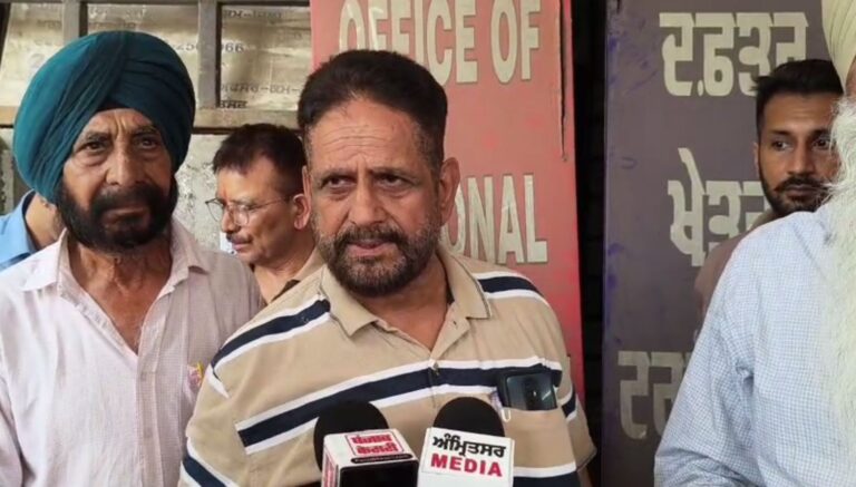 ਅੰਮ੍ਰਿਤਸਰ RTA ਦਫ਼ਤਰ ਅੱਗੇ ਟਰੱਕ ਯੂਨੀਅਨ ਦਾ ਪ੍ਰਦਰਸ਼ਨ/ ਗੇਟ ਬੰਦ ਕਰ ਕੇ ਕੀਤੀ ਨਾਅਰੇਬਾਜ਼ੀ/ ਆਨਲਾਈਨ ਚਲਾਨਾਂ ਤੇ ਬਲੈਕ ਲਿਸਟ ਦੇ ਮੁੱਦੇ ‘ਤੇ ਹੰਗਾਮਾ