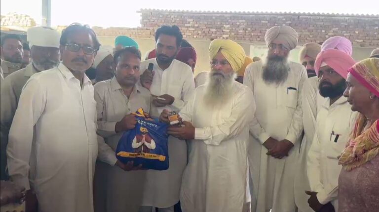 ਲੰਬੀ ਹਲਕੇ ’ਚ ਮੰਤਰੀ ਖੁੱਡੀਆਂ ਨੇ ਵੰਡੀਆਂ ਫੂਡ ਕਿੱਟਾਂ/ 25 ਹਜ਼ਾਰ ਪਰਿਵਾਰਾਂ ਨੂੰ ਮੁਹੱਈਆ ਕਰਵਾਈ ਸਹੂਲਤ/ ਲੋਕਾਂ ਨੇ ਕੈਬਨਿਟ ਮੰਤਰੀ ਤੇ ਸਰਕਾਰ ਦਾ ਕੀਤਾ ਧੰਨਵਾਦ