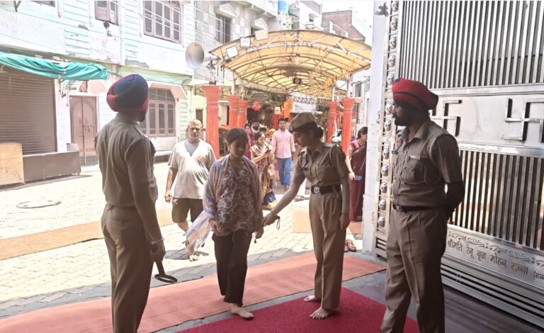 ਅੰਮ੍ਰਿਤਸਰ ਦੇ ਦੁਰਗਿਆਣਾ ਮੰਦਰ ਨੂੰ ਉਡਾਉਣ ਦੀ ਧਮਕੀ/ ਸੁਰੱਖਿਆ ਏਜੰਸੀਆਂ ਹੋਈਆਂ ਅਲਰਟ/ ਮੰਦਰ ਪਰਿਸਰ ਅੰਦਰ ਤੇ ਬਾਹਰ ਸੁਰੱਖਿਆ ਵਧਾਈ