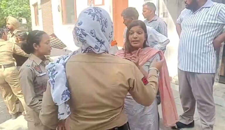 ਬਰਨਾਲਾ ਪੁਲਿਸ ਦਾ ਧਰਨਾਕਾਰੀ ਮੁਲਾਜ਼ਮਾਂ ’ਤੇ ਐਕਸ਼ਨ/  ਹਿਰਾਸਤ ’ਚ ਲਏ ਸੇਵਾ ਕੇਂਦਰ ਦੇ ਮੁਲਾਜ਼ਮ/ ਮੁਲਾਜ਼ਮਾਂ ਨੇ ਧੱਕੇਸ਼ਾਹੀ ਦੇ ਲਾਏ ਇਲਜ਼ਾਮ