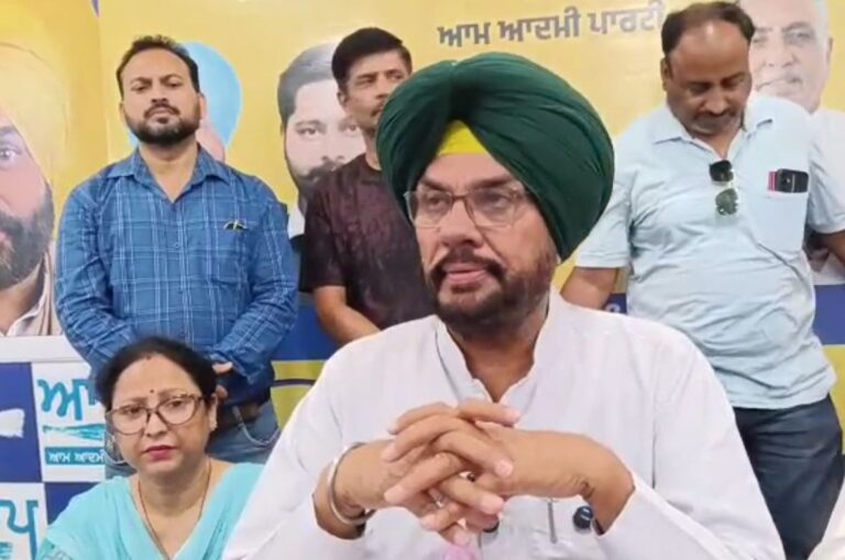 ਗੁਰਦਾਸਪੁਰ ’ਚ ਆਮ ਆਦਮੀ ਪਾਰਟੀ ਨੂੰ ਵੱਡਾ ਹੁਲਾਰਾ/ ਕਾਂਗਰਸੀ ਪਰਿਵਾਰ ਆਮ ਆਦਮੀ ਪਾਰਟੀ ’ਚ ਸ਼ਾਮਲ/ ਵਿਧਾਇਕ ਕੁਲਦੀਪ ਧਾਲੀਵਾਲ ਨੇ ਕੀਤਾ ਸਵਾਗਤ