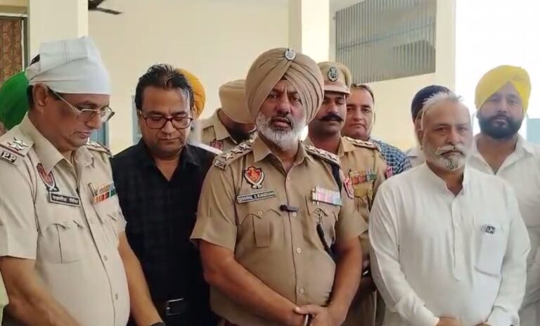 ਕਪੂਰਥਲਾ ’ਚ ਆਹਮੋ-ਸਾਹਮਣੇ ਹੋਈਆਂ ਦੋ ਧਿਰਾਂ/  ਗੁਰਦੁਆਰਾ ਕਮੇਟੀ ਤੇ ਜ਼ਮੀਨ ਦੇ ਠੇਕੇ ਨੂੰ ਲੈ ਕੇ ਝਗੜਾ/ ਪੁਲਿਸ ਪ੍ਰਸ਼ਾਸਨ ਨੇ ਸ਼ਾਂਤ ਕਰਵਾਇਆ ਮਾਮਲਾ
