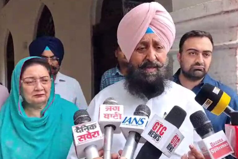 ਕਾਦੀਆਂ ਦੇ ਸਿੱਖ ਨੈਸ਼ਨਲ ਕਾਲਜ ਪਹੁੰਚੇ ਪ੍ਰਤਾਪ ਬਾਜਵਾ/ ਪਰਿਵਾਰ ਸਮੇਤ ਜਮਹੂਰੀ ਹੱਕ ਦਾ ਕੀਤਾ ਇਸਤੇਮਾਲ/ ਪੁੱਤਰ ਤੇ ਧਰਮ ਪਤਨੀ ਨੇ ਵੀ ਪਾਈ ਵੋਟ