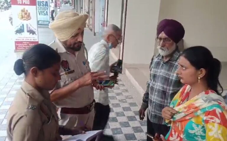 ਜਲੰਧਰ ’ਚ ਟਰੈਵਲ ਏਜੰਟ ਦੇ ਦਫ਼ਤਰ ਅੱਗੇ ਹੰਗਾਮਾ/  ਕੈਨੇਡਾ ਭੇਜਣ ਦੇ ਨਾਮ ‘ਤੇ ਲੱਖਾਂ ਦੀ ਧੋਖਾਧੜੀ ਦੇ ਦੋਸ਼/ ਪੁਲਿਸ ਪ੍ਰਸ਼ਾਸਨ ਤੋਂ ਕਾਰਵਾਈ ਦੀ ਕੀਤੀ ਮੰਗ