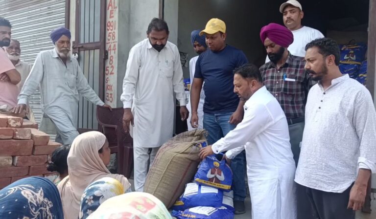 ਮੋਗਾ ’ਚ ਰਾਸ਼ਨ ਕਾਰਡ ਧਾਰਕਾਂ ਨੂੰ ਮਿਲੀਆਂ ਰਾਸ਼ਨ ਕਿੱਟਾਂ/ ਕਣਕ ਦੇ ਨਾਲ ਰਾਸ਼ਨ ਕਿੱਟਾਂ ਮਿਲਣ ਤੋਂ ਲੋਕ ਖੁਸ਼/ ਲੋਕਾਂ ਨੇ ਉਪਰਾਲੇ ਲਈ ਸਰਕਾਰ ਦਾ ਕੀਤਾ ਧੰਨਵਾਦ