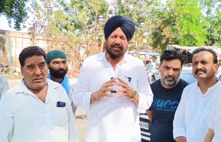 ਧਾਰੀਵਾਲ ਦੀ ਸਬਜ਼ੀ ਮੰਡੀ ਦਾ ਅਕਾਲੀ ਆਗੂ ਵੱਲੋਂ ਦੌਰਾ/ ਦੁਕਾਨਾਂ ਦੇ ਅੱਗ ਨਾਲ ਹੋਏ ਨੁਕਸਾਨ ਦਾ ਲਿਆ ਜਾਇਜ਼ਾ/ ਪਾਰਟੀ ਵੱਲੋਂ ਹੋਏ ਨੁਕਸਾਨ ਦੀ ਭਰਪਾਈ ਦਾ ਦਿੱਤਾ ਭਰੋਸਾ