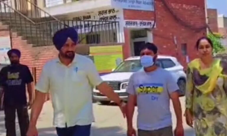 ਫਤਹਿਗੜ੍ਹ ਪੁਲਿਸ ਵੱਲੋਂ ਧੋਖਾਧੜੀ ਕੇਸ ਦਾ ਭਗੌੜਾ ਗ੍ਰਿਫਤਾਰ/ ਵਿਦੇਸ਼ ਭੇਜਣ ਦੇ ਮਾਮਲੇ ’ਚ ਲੋੜੀਂਦਾ ਸੀ ਕਾਬੂ ਕੀਤਾ ਸ਼ਖਸ਼/ ਪੁਲਿਸ ਨੇ ਅਦਾਲਤ ਅੱਗੇ ਕੀਤਾ ਪੇਸ਼