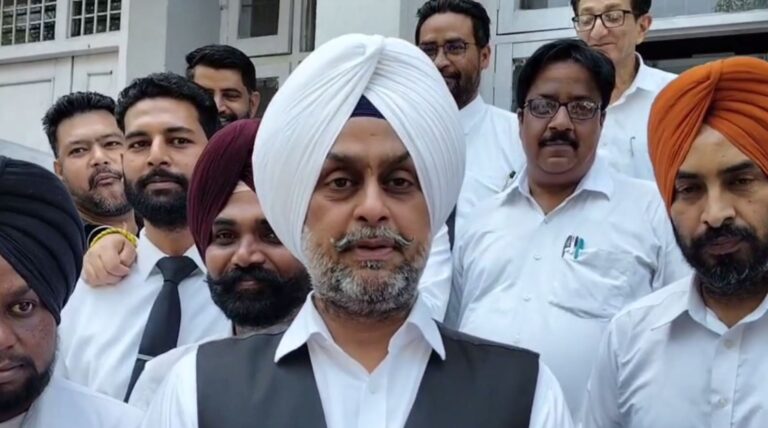 ਅੰਮ੍ਰਿਤਸਰ ਬਾਰ ਐਸੋਸੀਏਸ਼ਨ ਵੱਲੋਂ ਹੜਤਾਲ/ ਐਡਵੋਕੇਟ ਬਾਠ ਖਿਲਾਫ ਕਾਰਵਾਈ ਦੀ ਕੀਤਾ ਵਿਰੋਧ/ ਕਿਹਾ, ਕਲਾਇੰਟ ਦੀ ਪੈਰਵੀ ਕਰਨਾ ਅਪਰਾਧ ਨਹੀਂ…