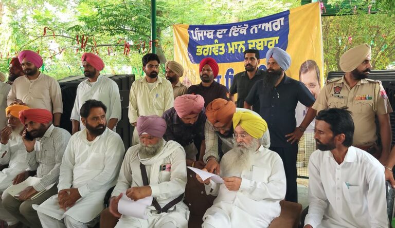 ਲੰਬੀ ਹਲਕੇ ਦੇ ਲੋਕਾਂ ਨੂੰ ਮਿਲੇ ਖੇਤੀਬਾੜੀ ਮੰਤਰੀ ਖੁੱਡੀਆਂ/ ਲੋਕਾਂ ਦੀਆਂ ਮੁਸ਼ਕਲਾਂ ਸੁਣ ਕੇ ਹੱਲ ਦੀਆਂ ਹਦਾਇਤਾਂ/ ਹੜ੍ਹਾਂ ਦੀ ਰੋਕਥਾਮ ਦੇ ਪੁਖਤਾਂ ਪ੍ਰਬੰਧਾਂ ਦਾ ਦਾਅਵਾ