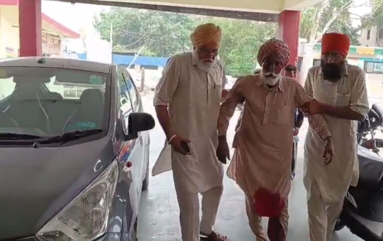 ਮੋਗਾ ਦੇ ਪਿੰਡ ਕਪੂਰੇ ’ਚ ਅਵਾਰਾ ਕੁੱਤਿਆਂ ਦਾ ਕਹਿਰ/ 65 ਸਾਲਾ ਬਜ਼ੁਰਗ ਨੂੰ ਹਮਲਾ ਕਰ ਕੇ ਕੀਤਾ ਜ਼ਖਮੀ/ ਨੌਜਵਾਨ ਦੀ ਹੋ ਚੁੱਕੀ ਮੌਤ, ਪ੍ਰਸ਼ਾਸਨ ’ਤੇ ਉੱਠੇ ਸਵਾਲ