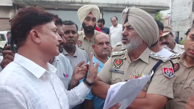 ਕਪੂਰਥਲਾ ਨਗਰ ਨਿਗਮ ਵੱਲੋਂ ਅਹੂਜਾ ਰੈਸਟੋਰੈਂਟ ਸੀਲ/ ਤਿੰਨ ਘੰਟਿਆਂ ਤੱਕ ਚੱਲਿਆ ਹਾਈ ਵੋਲਟੇਜ ਡਰਾਮਾ/ ਭਾਰੀ ਵਿਰੋਧ ਦੇ ਬਾਵਜੂਦ ਅੰਜ਼ਾਮ ਦਿੱਤੀ ਕਾਰਵਾਈ