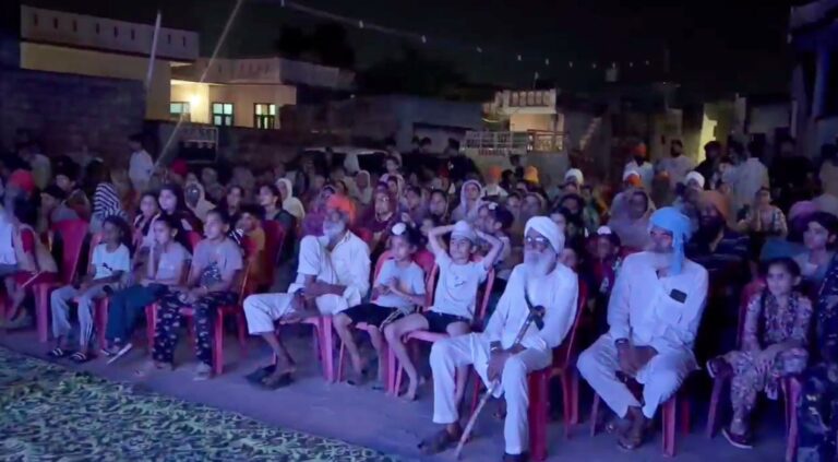 ਗੁਰਦਾਸਪੁਰ ’ਚ ਕਿਸਾਨ ਜਥੇਬੰਦੀ ਨੇ ਦਿਖਾਈ ਫਿਲਮ ਸਤਲੁਜ/ ਰੋਕ ਲਾਉਣ ਤੋਂ ਬਾਅਦ ਫਿਲਮ ਪਿੰਡਾਂ ’ਚ ਦਿਖਾਣ ਦਾ ਫੈਸਲਾ/ ਸਰਕਾਰ ’ਤੇ ਇਤਿਹਾਸਕ ਸੱਚਾਈ ਦਬਾਉਣ ਦੇ ਇਲਜ਼ਾਮ