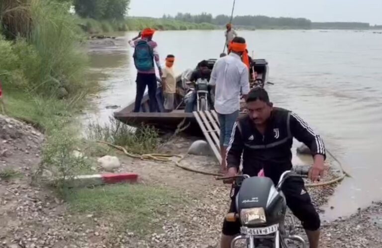 ਗੁਰਦਾਸਪੁਰ ਦੇ ਮਕੋੜਾ ਪੱਤਣ ’ਤੋਂ ਹਟਾਇਆ ਆਰਜ਼ੀ ਪੁਲ/ ਦਰਿਆ ਪਾਰ ਕਰਨ ਲਈ ਬੇੜੀਆਂ ਤੇ ਮਲਾਹ ਦਾ ਪ੍ਰਬੰਧ/ ਐਸਡੀਓ ਵੱਲੋਂ ਹੜ੍ਹਾਂ ਨਾਲ ਨਜਿੱਠਣ ਲਈ ਪ੍ਰਬੰਧਾਂ ਦਾ ਦਾਅਵਾ