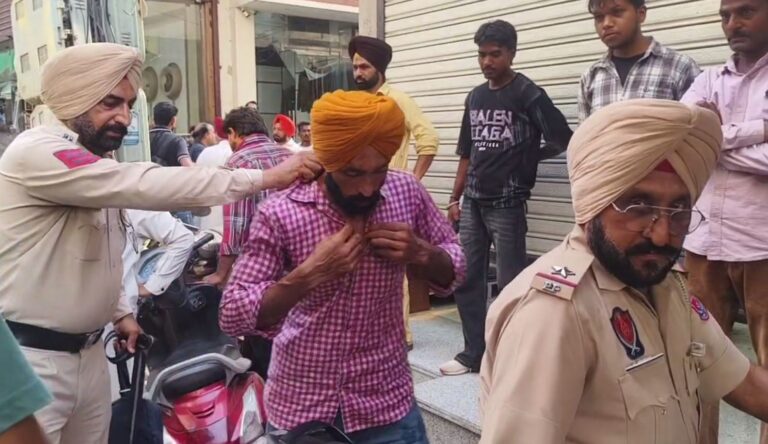 ਫਰੀਦਕੋਟ ’ਚ ਲੋਕਾਂ ਹੱਥੇ ਚੜ੍ਹਿਆ ਚੋਰ/ ਦੁਕਾਨ ਤੋਂ ਗਹਿਣੇ ਚੱਕ ਕੇ ਹੋਇਆ ਸੀ ਫਰਾਰ/ ਛਿੱਤਰ ਪਰੇਡ ਬਾਅਦ ਕੀਤਾ ਪੁਲਿਸ ਹਵਾਲੇ