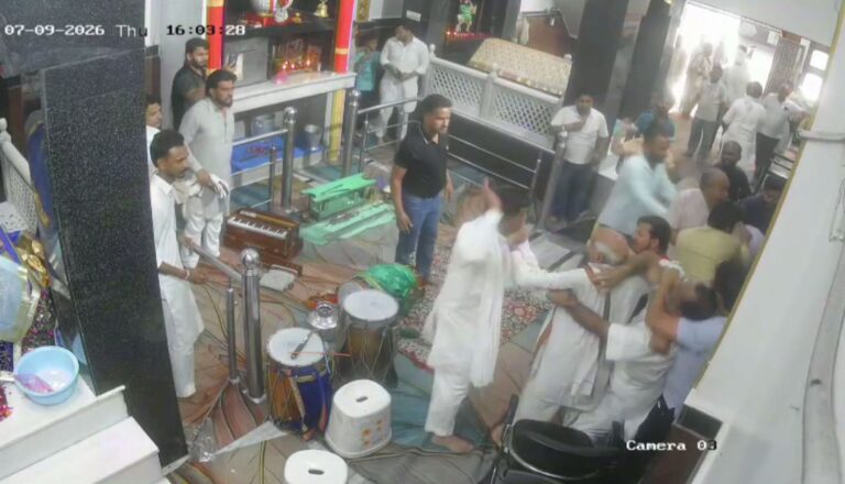 ਮਲੋਟ ’ਚ ਧਾਰਮਿਕ ਸਥਾਨ ਅੰਦਰ ਲੜਾਈ/ ਪੀਰਖਾਨੇ ਦੀ ਗੱਦੀ ਨੂੰ ਲੈ ਕੇ ਚੱਲੇ ਘਸੁੰਨ-ਮੁੱਕੇ/ ਘਟਨਾ ਸੀਸੀਟੀਵੀ ’ਚ ਕੈਦ, ਪੁਲਿਸ ਕਰ ਰਹੀ ਜਾਂਚ