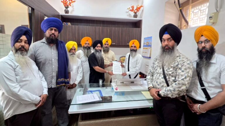 ਸ੍ਰੀ ਅਕਾਲ ਤਖ਼ਤ ਸਾਹਿਬ ਪਹੁੰਚਿਆਂ ਕੰਟੇਨਰਾਂ ’ਚ ਸਰੂਪ ਮਾਮਲਾ/ ਆਵਾਜ਼-ਏ-ਕੌਮ ਦੇ ਵਫਦ ਨੇ ਸੌਂਪਿਆ ਮੰਗ ਪੱਤਰ/ ਜਥੇਦਾਰ ਸਾਹਿਬ ਤੋਂ ਤੁਰੰਤ ਦਖ਼ਲ ਦੀ ਅਪੀਲ