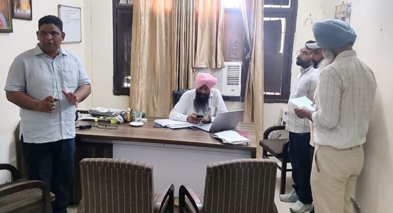 ਮਾਛੀਵਾੜਾ ਸਾਹਿਬ ਤਹਿਸੀਲ ’ਚ ਭ੍ਰਿਸ਼ਟਾਚਾਰ ਨੂੰ ਲੈ ਕੇ ਹੰਗਾਮਾ/ ਸਾਬਕਾ ਸਰਪੰਚ ਨੇ ਸ਼ਰੇਆਮ ਪੈਸੇ ਮੰਗਣ ਦੇ ਲਾਏ ਇਲਜ਼ਾਮ/ ਨਾਇਬ ਤਹਿਸੀਲ ਨੇ ਦੋਸ਼ ਨਕਾਰੇ