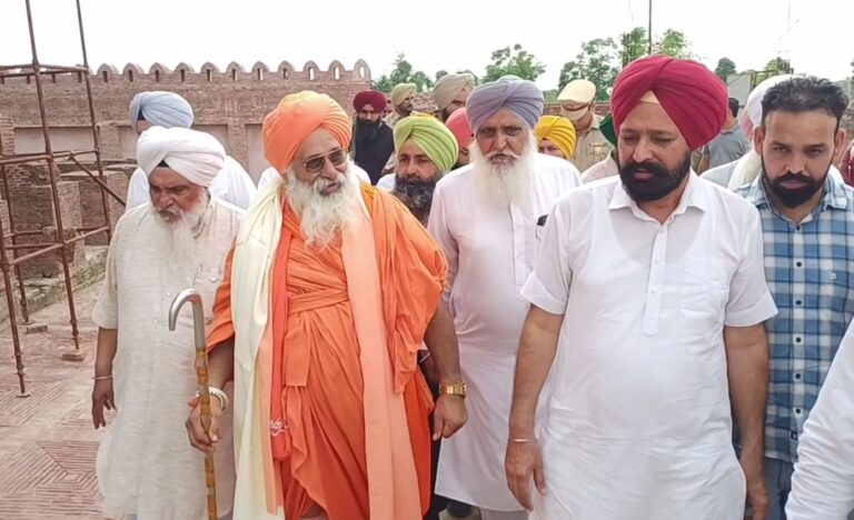 ਸੰਤ ਸੀਚੇਵਾਲ ਵੱਲੋਂ ਜਹਾਜ਼ ਹਵੇਲੀ ਦਾ ਦੌਰਾ/ ਮੁਰੰਮਤ ਦੇ ਚੱਲ ਰਹੇ ਕੰਮ ਦਾ ਲਿਆ ਜਾਇਜ਼ਾ/ ਪੁਰਾਤਨ ਦਿੱਖ ਬਹਾਲ ਕਰਨ ਲਈ ਯਤਨ ਜਾਰੀ ਰੱਖਣ ਦਾ ਐਲਾਨ