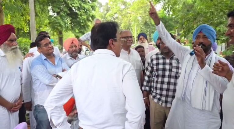 ਫਰੀਦਕੋਟ ਪ੍ਰਸ਼ਾਸਨ ਖਿਲਾਫ ਇਕਜੁਟ ਹੋਏ ਲੋਕ/ ਕੂੜੇ ਦੇ ਢੇਰਾਂ ਨੂੰ ਲੈ ਕੇ ਜਾਹਰ ਕੀਤੀ ਸਖਤ ਨਰਾਜਗੀ/ ਵਿਧਾਇਕ ਤੇ ਡੀਸੀ ਦੀ ਰਿਹਾਇਸ਼ ਅੱਗੇ ਕੂੜਾ ਸੁਟਣ ਦੀ ਚਿਤਾਵਨੀ