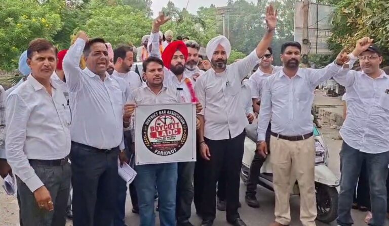 ਫਰੀਦਕੋਟ ’ਚ ਸੜਕਾਂ ’ਤੇ ਉਤਰਿਆ ਵਕੀਲ ਭਾਈਚਾਰਾ/ ਰੋਡ ਸ਼ੋਅ ਕੱਢ ਕੇ ਸਰਕਾਰ ਖਿਲਾਫ਼ ਪ੍ਰਗਟਾਇਆ ਰੋਸ/ ਅਦਾਲਤਾਂ ਦਾ ਬਾਈਕਾਟ ਕਰ ਕੇ ਕੀਤੀ ਭੁੱਖ ਹੜਤਾਲ