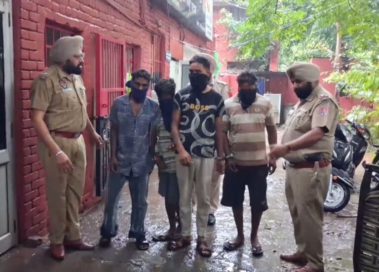 ਬਟਾਲਾ ਪੁਲਿਸ ਨੇ ਸੁਲਝਾਈ ਅੰਨ੍ਹੇ ਕਤਲ ਦੀ ਗੁੱਥੀ/ ਪਤਨੀ ਨੇ ਹੀ 40 ਹਜ਼ਾਰ ਦੇ ਕੇ ਕਰਵਾਇਆ ਸੀ ਕਤਲ/ ਪੁਲਿਸ ਨੇ ਪਤਨੀ ਸਮੇਤ 5 ਜਣਿਆਂ ਨੂੰ ਕੀਤਾ ਗ੍ਰਿਫਤਾਰ