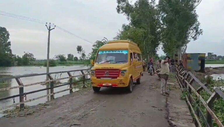 ਗੁਰਦਾਸਪੁਰ ਦੇ ਸੱਕੀ ਕਿਰਨ ਨਾਲੇ ‘ਚ ਹੜ੍ਹ ਦਾ ਖਤਰਾ/ ਡੇਅਰੀਵਾਲ ਕਿਰਨ ਨੇੜੇ ਟੁੱਟਣ ਕਿਨਾਰੇ ਪਹੁੰਚਿਆ ਪੁਲ/ ਲੋਕਾਂ ’ਚ ਸਹਿਮ, ਨਾਲੇ ਦੀ ਸਫਾਈ ਨਾ ਹੋਣ ਦੇ ਇਲਜ਼ਾਮ