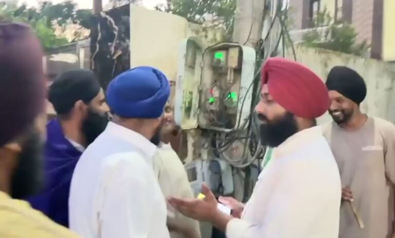 ਗੁਰਦਾਸਪੁਰ ’ਚ ਚਿੱਪ ਵਾਲੇ ਮੀਟਰਾਂ ਖਿਲਾਫ ਨਿਤਰੇ ਕਿਸਾਨ/ ਬੀਕੇਯੂ ਚੜੂਨੀ ਨੇ ਘਰ-ਘਰ ਜਾ ਕੇ ਉਤਾਰੇ ਮੀਟਰ/ ਚਿੱਪ ਵਾਲੇ ਮੀਟਰਾਂ ਰਾਹੀਂ ਲੁੱਟ-ਘਸੁੱਟ ਦੇ ਲਾਏ ਇਲਜ਼ਾਮ