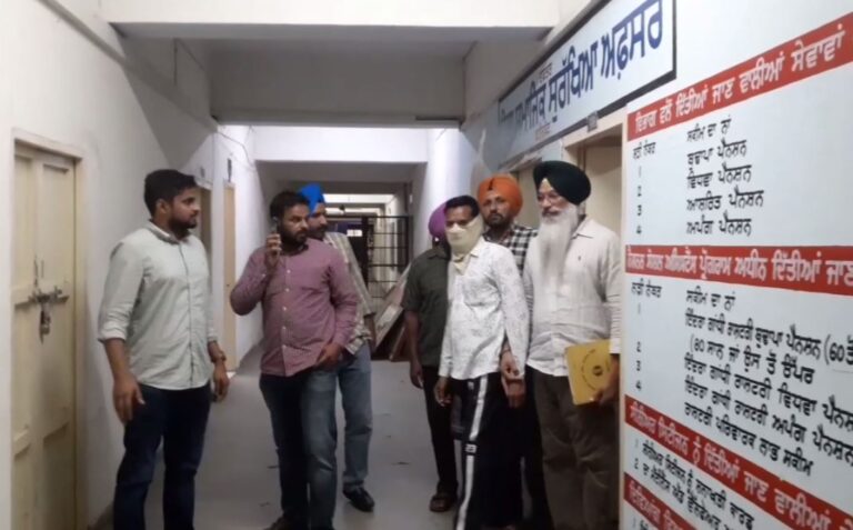 ਫਰੀਦਕੋਟ ’ਚ ਵਿਜੀਲੈਂਸ ਵਿਭਾਗ ਦੀ ਵੱਡੀ ਕਾਰਵਾਈ/ 25 ਹਜ਼ਾਰ ਰਿਸ਼ਵਤ ਲੈਂਦੇ ਸੀਨੀਅਰ ਸਹਾਇਕ ਕਾਬੂ/ ਬੁਢਾਪਾ ਪੈਨਸ਼ਨ ਲਾਉਣ ਦੇ ਇਵਜ਼ ਮੰਗੀ ਸੀ ਰਿਸ਼ਵਤ
